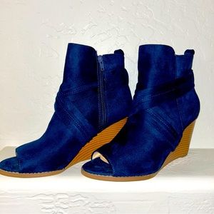 8.5 Navy Suede Open Toe Wedge Booties
